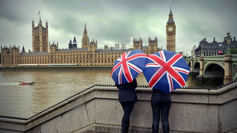 Londres est la ville la plus pluvieuse: deux parapluie